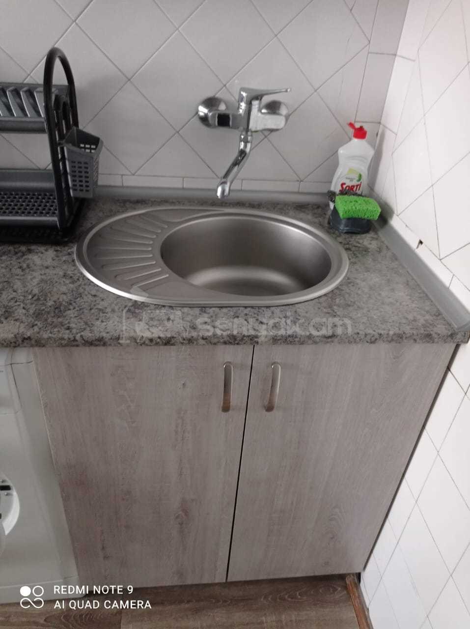 3 Սենյականոց Բնակարան Քարե Շենքում, 80քմ, 4/7 հարկ, Նորմալ Վիճակում, Կահավորված
