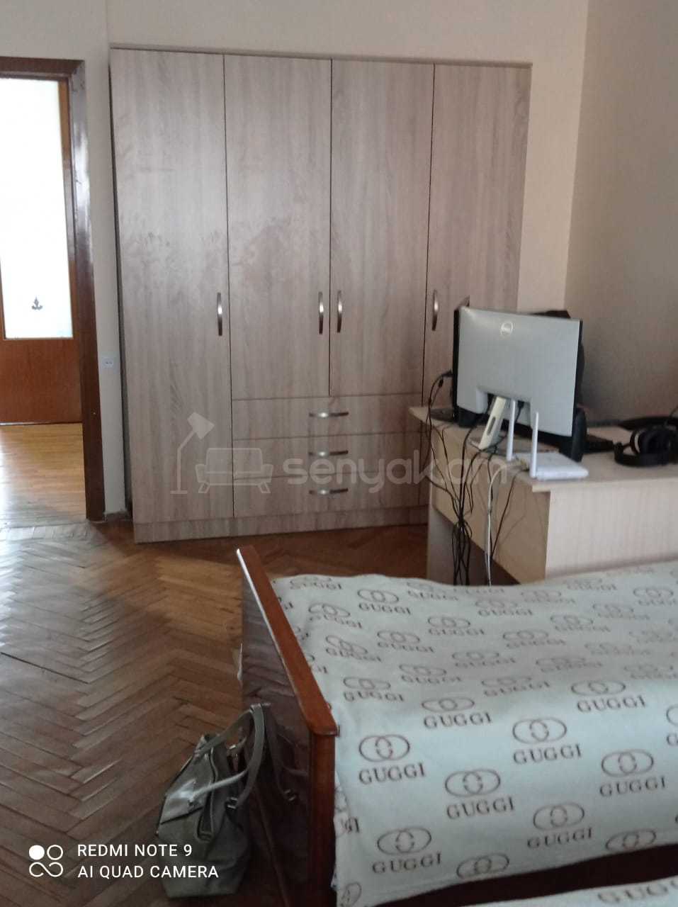 3 Սենյականոց Բնակարան Քարե Շենքում, 80քմ, 4/7 հարկ, Նորմալ Վիճակում, Կահավորված