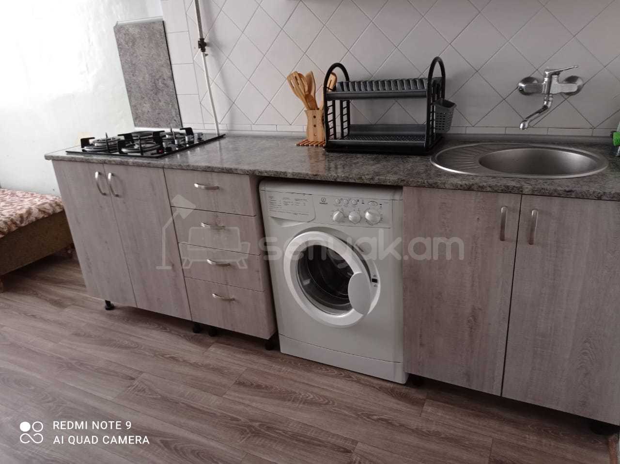 3 Սենյականոց Բնակարան Քարե Շենքում, 80քմ, 4/7 հարկ, Նորմալ Վիճակում, Կահավորված