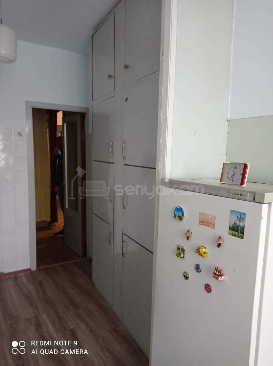 3 Սենյականոց Բնակարան Քարե Շենքում, 80քմ, 4/7 հարկ, Նորմալ Վիճակում, Կահավորված