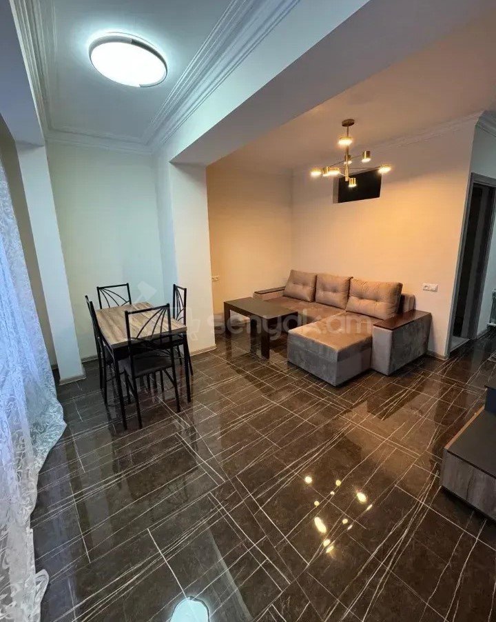 2 Սենյականոց Բնակարան Քարե Շենքում, 43քմ, 5/5 հարկ, Նորմալ Վիճակում