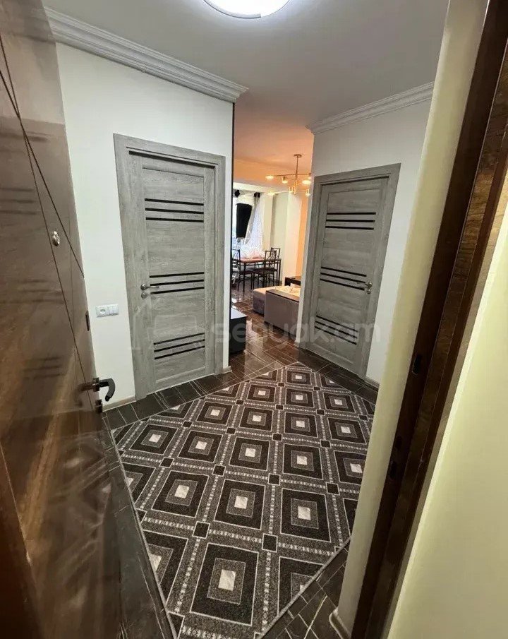 2 Սենյականոց Բնակարան Քարե Շենքում, 43քմ, 5/5 հարկ, Նորմալ Վիճակում
