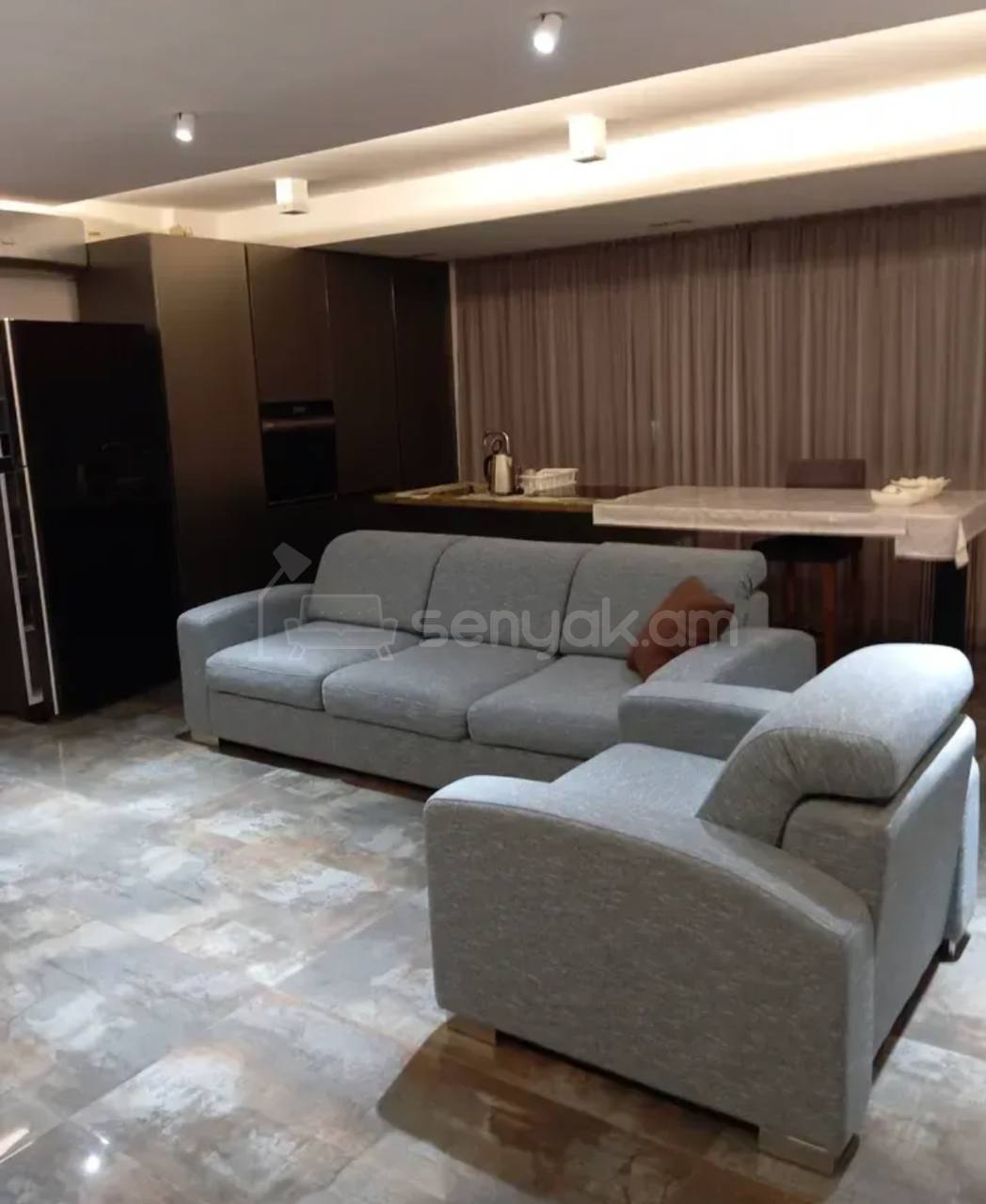4 Սենյականոց Բնակարան Քարե Շենքում, 85քմ, 5/5 հարկ, Կապիտալ Վերանորոգված