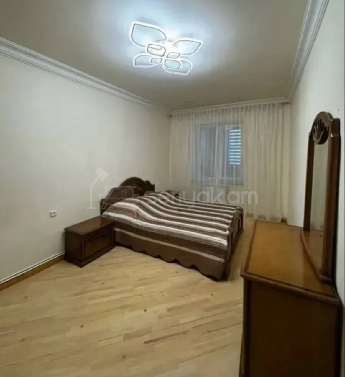 5 Սենյականոց Բնակարան Քարե Շենքում, 140քմ, 3/5 հարկ, Կապիտալ Վերանորոգված, Կահավորված