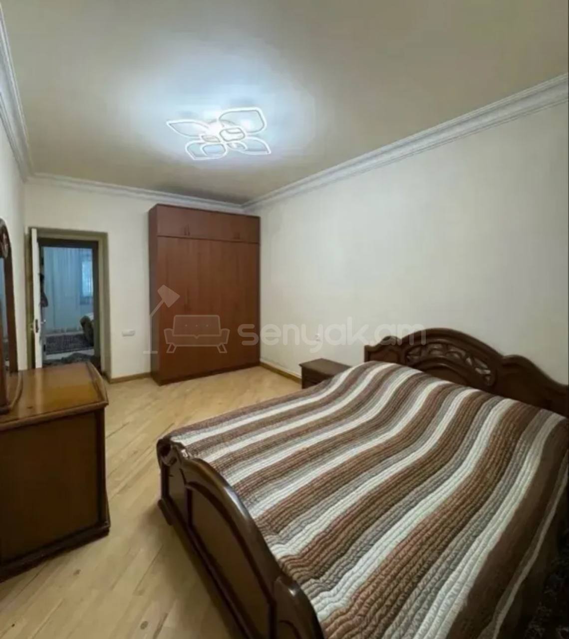 5 Սենյականոց Բնակարան Քարե Շենքում, 140քմ, 3/5 հարկ, Կապիտալ Վերանորոգված, Կահավորված