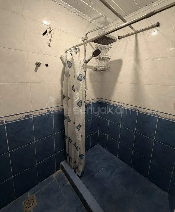 3 Սենյականոց Բնակարան Քարե Շենքում, 78քմ, 2/2 հարկ, Նորմալ Վիճակում, Կահավորված, Արևկող