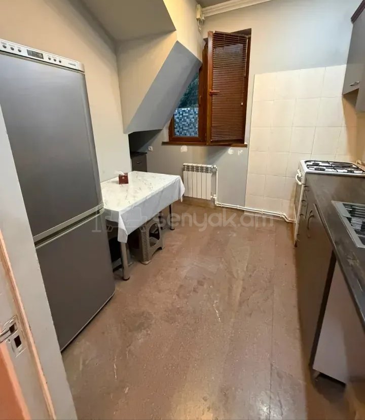 3 Սենյականոց Բնակարան Քարե Շենքում, 78քմ, 2/2 հարկ, Նորմալ Վիճակում, Կահավորված, Արևկող