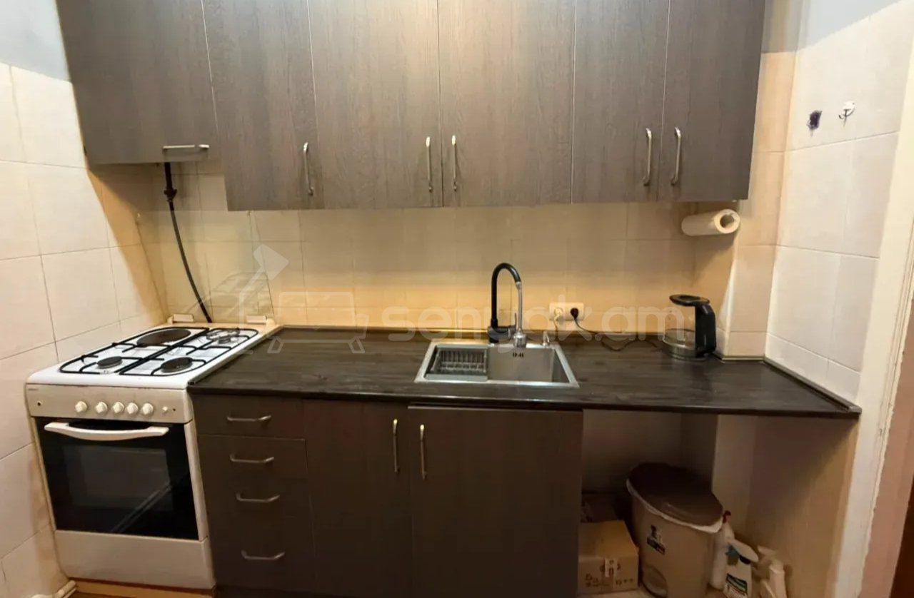 3 Սենյականոց Բնակարան Քարե Շենքում, 78քմ, 2/2 հարկ, Նորմալ Վիճակում, Կահավորված, Արևկող