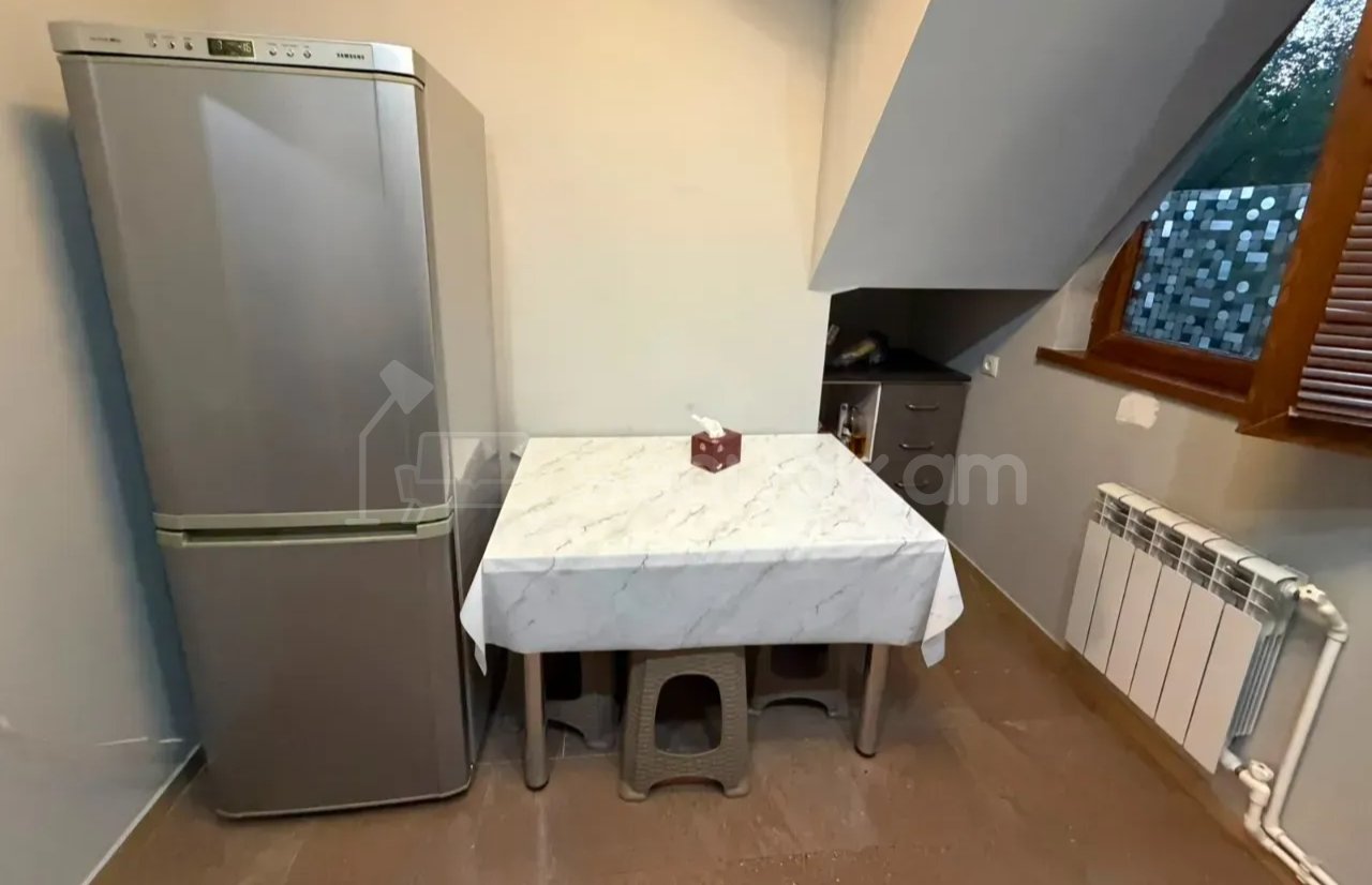 3 Սենյականոց Բնակարան Քարե Շենքում, 78քմ, 2/2 հարկ, Նորմալ Վիճակում, Կահավորված, Արևկող