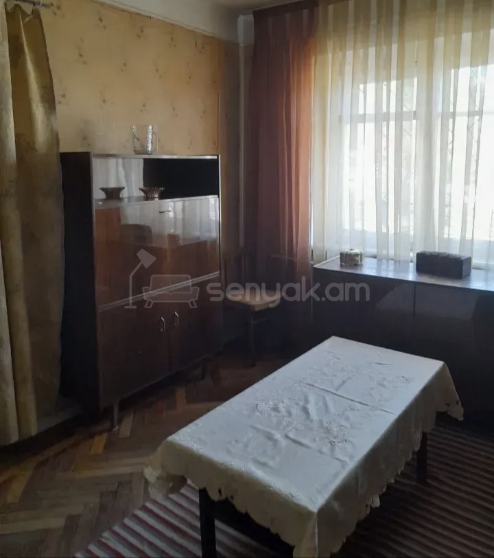 1 Սենյականոց Բնակարան Քարե Շենքում, 34քմ, 2/4 հարկ, Նորմալ Վիճակում, Կահավորված, Արևկող