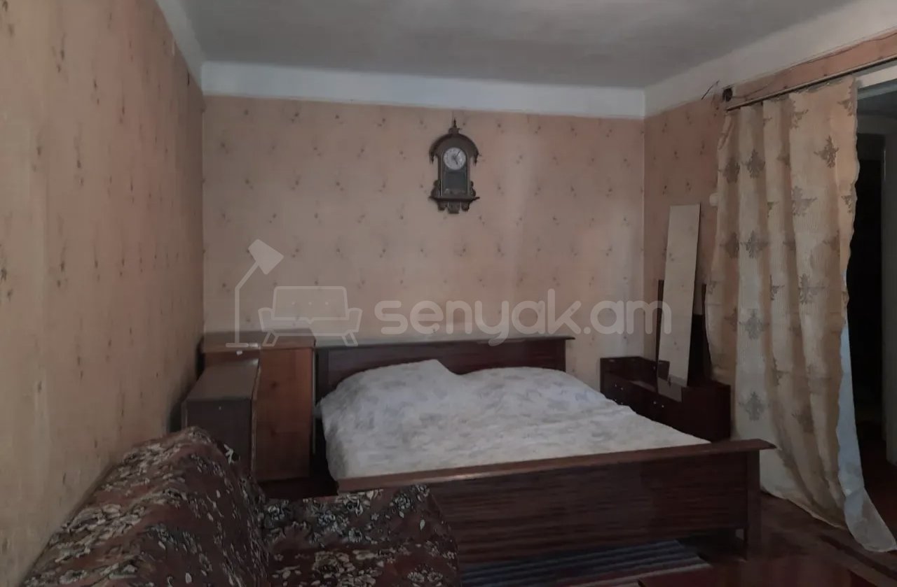 1 Սենյականոց Բնակարան Քարե Շենքում, 34քմ, 2/4 հարկ, Նորմալ Վիճակում, Կահավորված, Արևկող