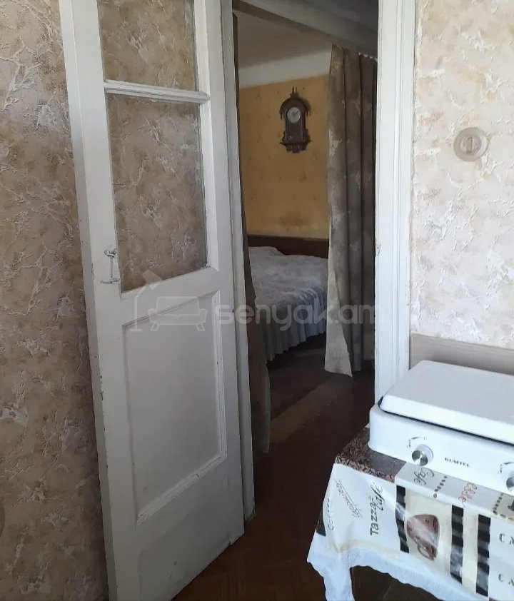 1 Սենյականոց Բնակարան Քարե Շենքում, 34քմ, 2/4 հարկ, Նորմալ Վիճակում, Կահավորված, Արևկող