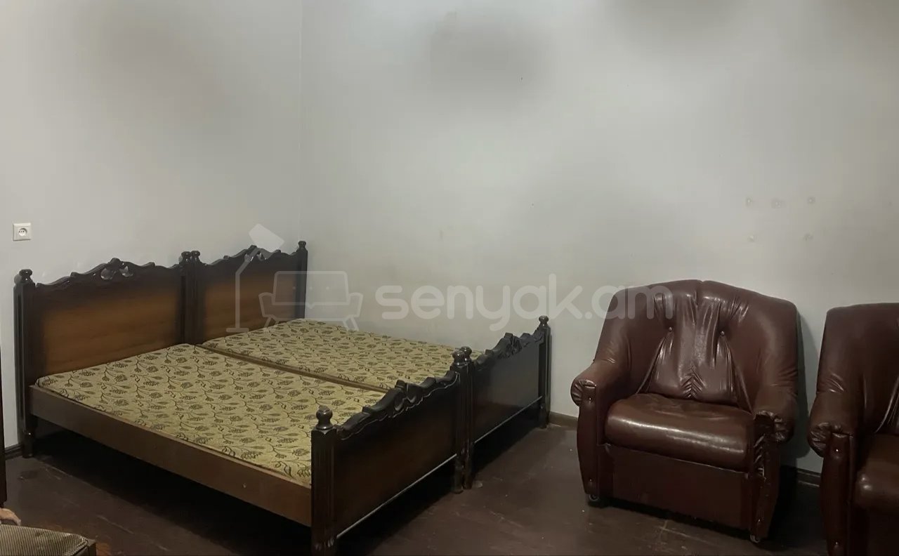 1 Սենյականոց Բնակարան Քարե Շենքում, 40քմ, 1/1 հարկ, Նորմալ Վիճակում, Կահավորված