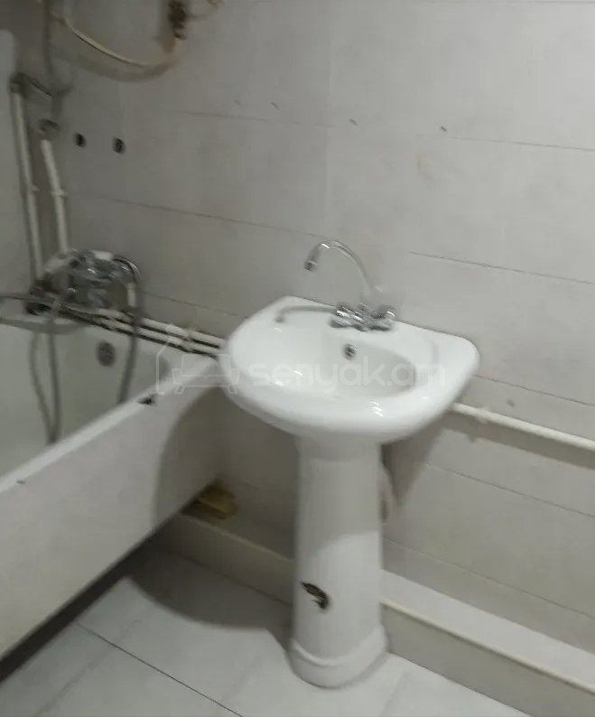 2 Սենյականոց Բնակարան Քարե Շենքում, 56քմ, 2/5 հարկ, Նորմալ Վիճակում, Կահավորված