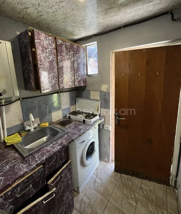 2 Սենյականոց Բնակարան Քարե Շենքում, 42քմ, 3/5 հարկ, Նորմալ Վիճակում, Կահավորված
