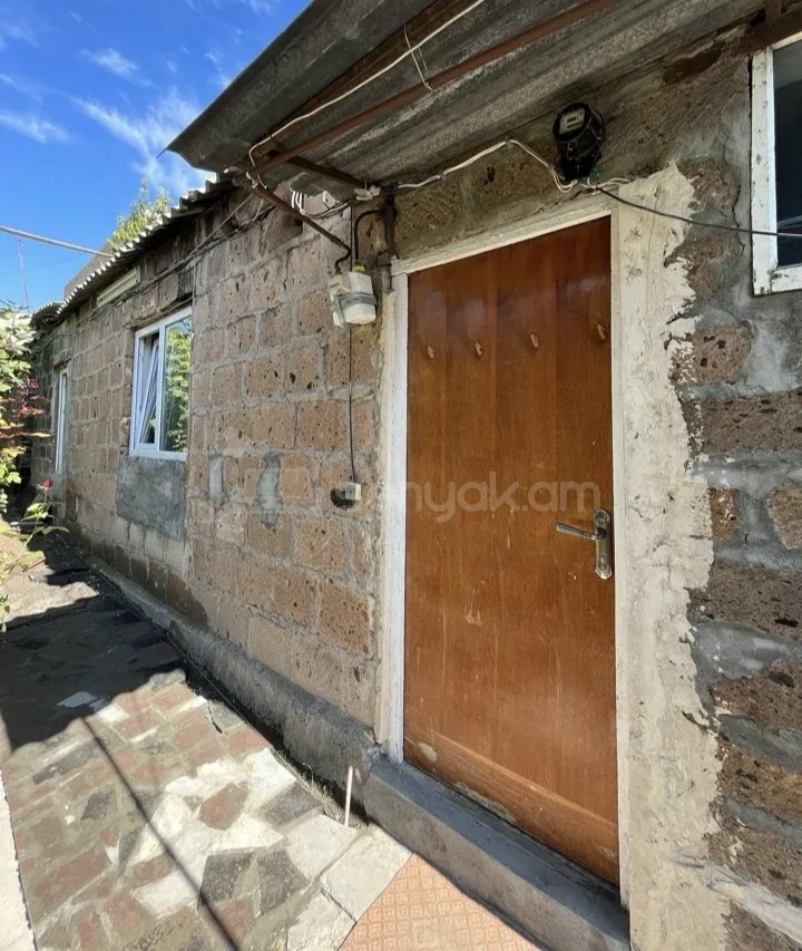 2 Սենյականոց Բնակարան Քարե Շենքում, 42քմ, 3/5 հարկ, Նորմալ Վիճակում, Կահավորված