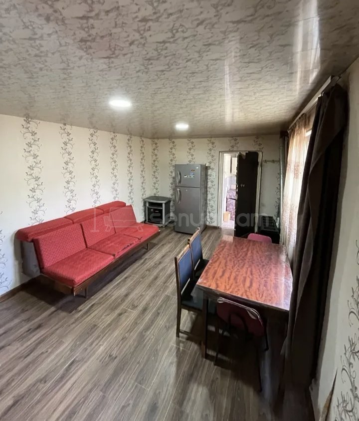 2 Սենյականոց Բնակարան Քարե Շենքում, 42քմ, 3/5 հարկ, Նորմալ Վիճակում, Կահավորված