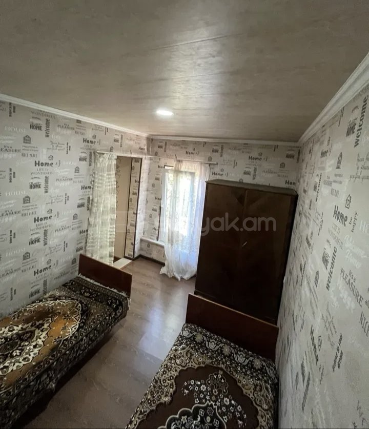 2 Սենյականոց Բնակարան Քարե Շենքում, 42քմ, 3/5 հարկ, Նորմալ Վիճակում, Կահավորված