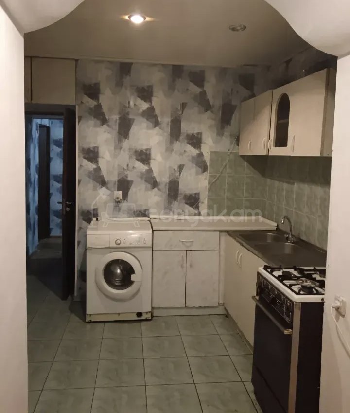 1 Սենյականոց Բնակարան Քարե Շենքում, 45քմ, 2/5 հարկ, Նորմալ Վիճակում, Կահավորված, Արևկող