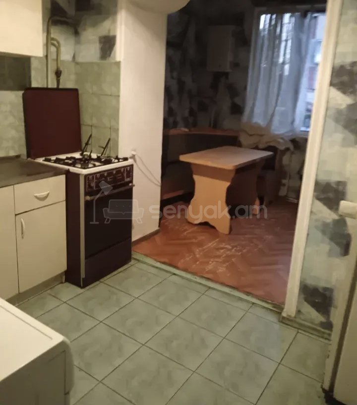 1 Սենյականոց Բնակարան Քարե Շենքում, 45քմ, 2/5 հարկ, Նորմալ Վիճակում, Կահավորված, Արևկող