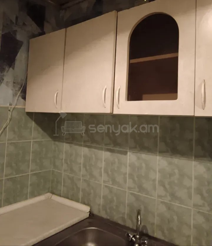 1 Սենյականոց Բնակարան Քարե Շենքում, 45քմ, 2/5 հարկ, Նորմալ Վիճակում, Կահավորված, Արևկող