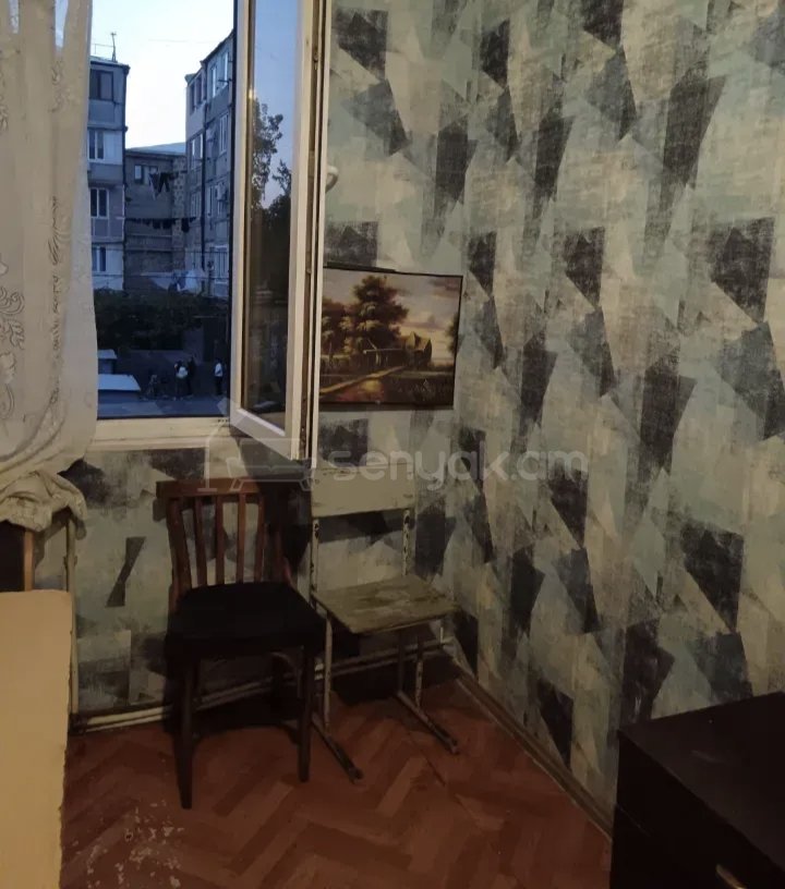 1 Սենյականոց Բնակարան Քարե Շենքում, 45քմ, 2/5 հարկ, Նորմալ Վիճակում, Կահավորված, Արևկող