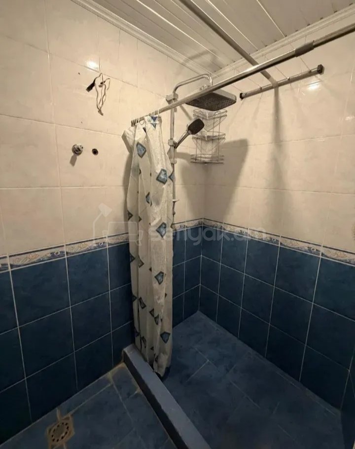 3 Սենյականոց Բնակարան Քարե Շենքում, 80քմ, 2/2 հարկ, Նորմալ Վիճակում, Կահավորված