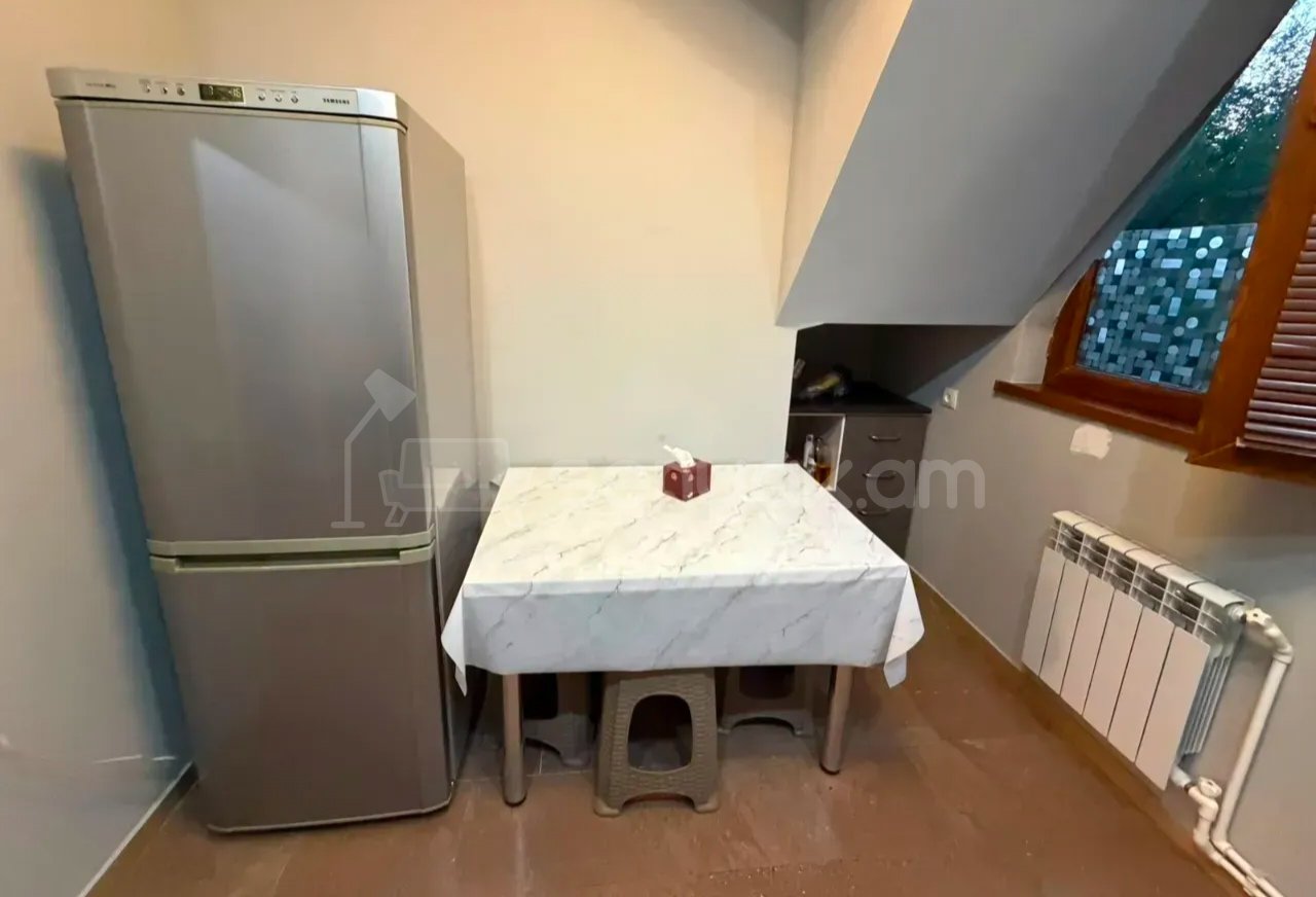 3 Սենյականոց Բնակարան Քարե Շենքում, 80քմ, 2/2 հարկ, Նորմալ Վիճակում, Կահավորված