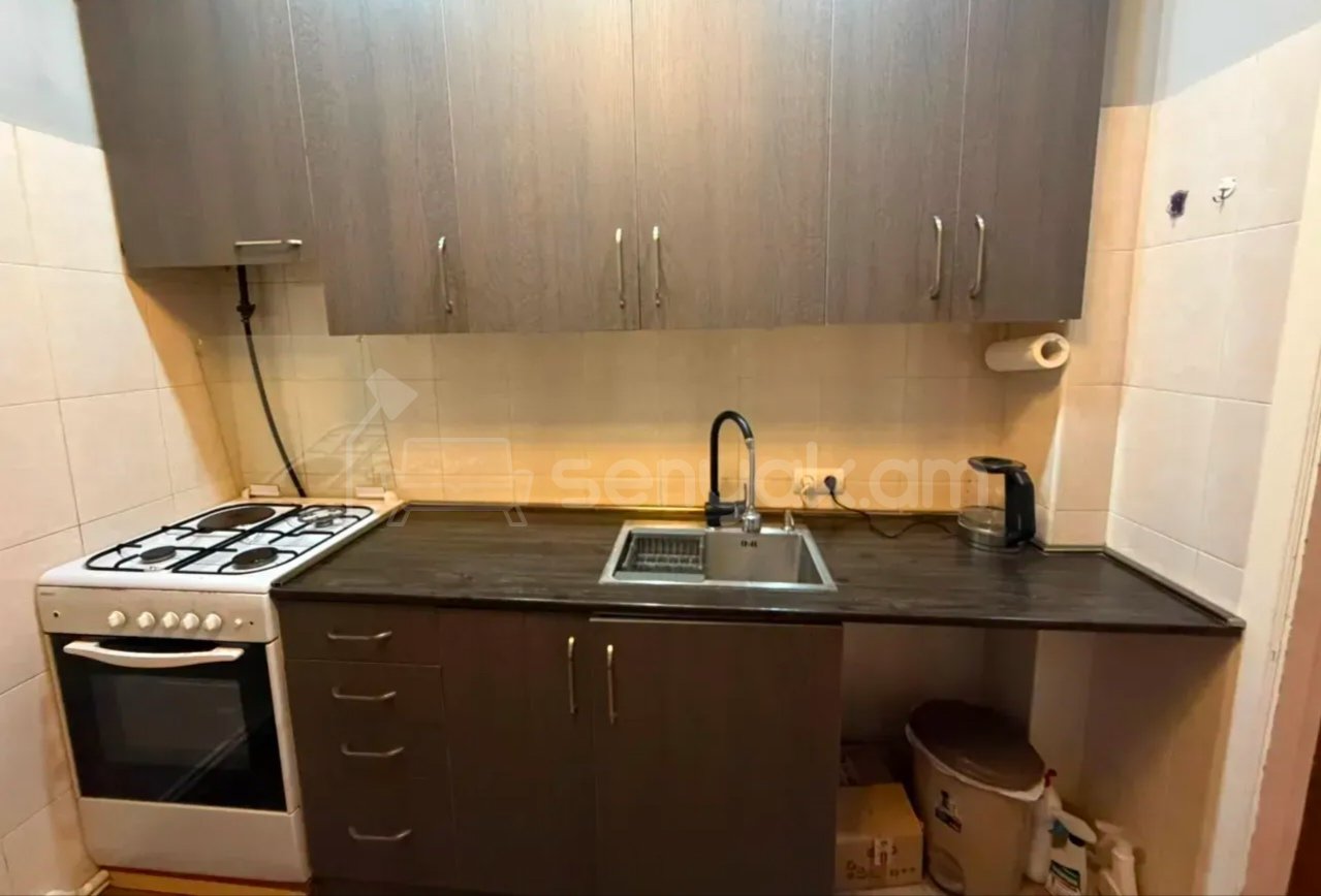3 Սենյականոց Բնակարան Քարե Շենքում, 80քմ, 2/2 հարկ, Նորմալ Վիճակում, Կահավորված