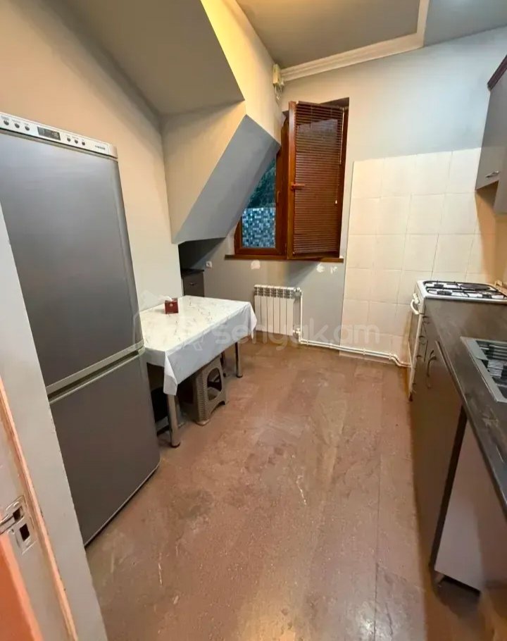 3 Սենյականոց Բնակարան Քարե Շենքում, 80քմ, 2/2 հարկ, Նորմալ Վիճակում, Կահավորված