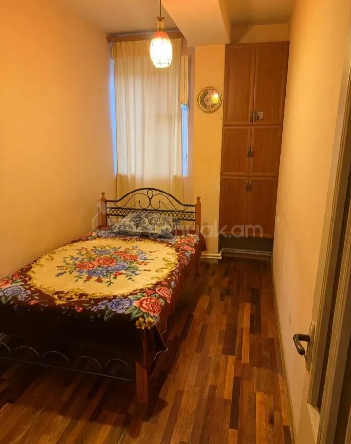 3 Սենյականոց Բնակարան Քարե Շենքում, 80քմ, 2/2 հարկ, Նորմալ Վիճակում, Կահավորված