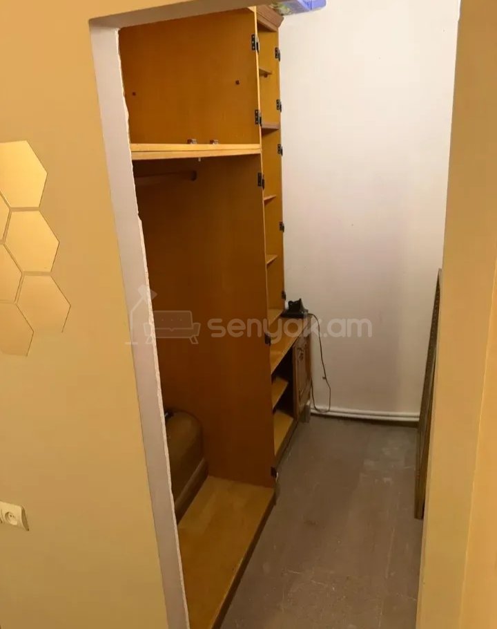 3 Սենյականոց Բնակարան Քարե Շենքում, 80քմ, 2/2 հարկ, Նորմալ Վիճակում, Կահավորված