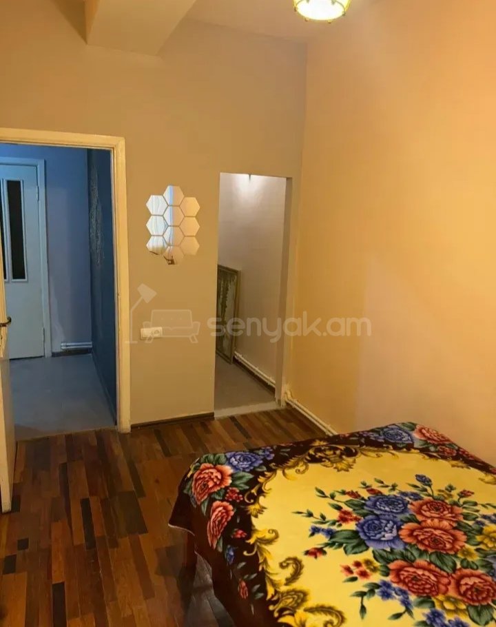 3 Սենյականոց Բնակարան Քարե Շենքում, 80քմ, 2/2 հարկ, Նորմալ Վիճակում, Կահավորված