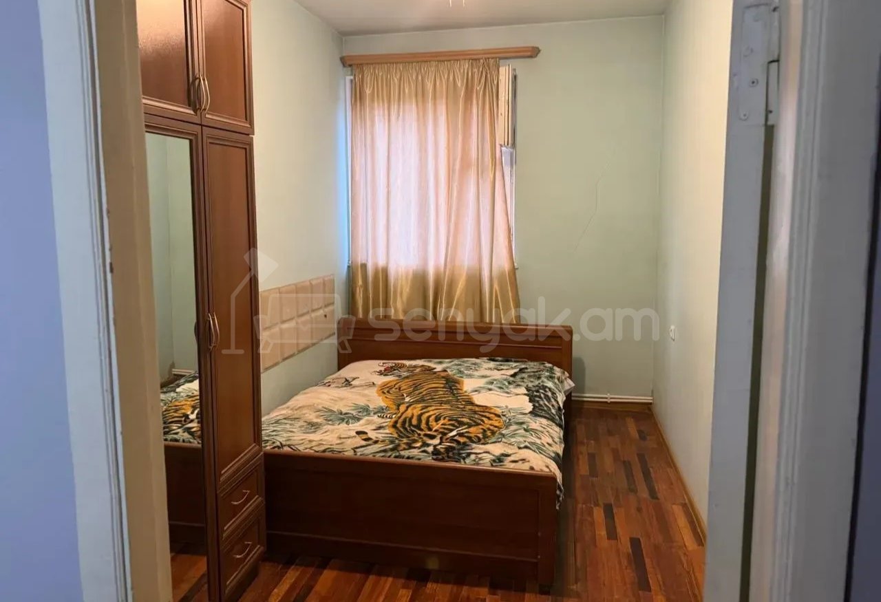 3 Սենյականոց Բնակարան Քարե Շենքում, 80քմ, 2/2 հարկ, Նորմալ Վիճակում, Կահավորված