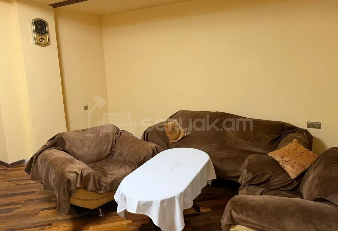 3 Սենյականոց Բնակարան Քարե Շենքում, 80քմ, 2/2 հարկ, Նորմալ Վիճակում, Կահավորված