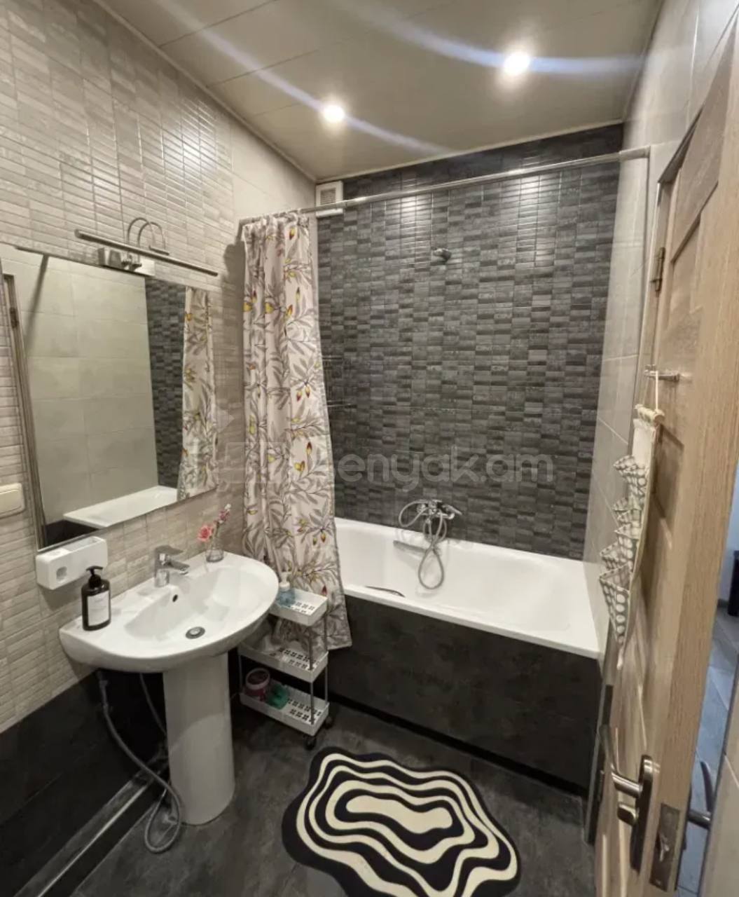 2 Սենյականոց Բնակարան Քարե Շենքում, 49քմ, 5/5 հարկ, Կապիտալ Վերանորոգված, Կահավորված