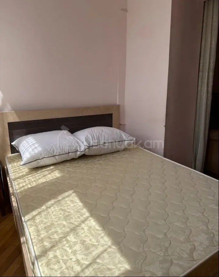 1 Սենյականոց Բնակարան Քարե Շենքում, 42քմ, 4/5 հարկ, Կապիտալ Վերանորոգված, Կահավորված