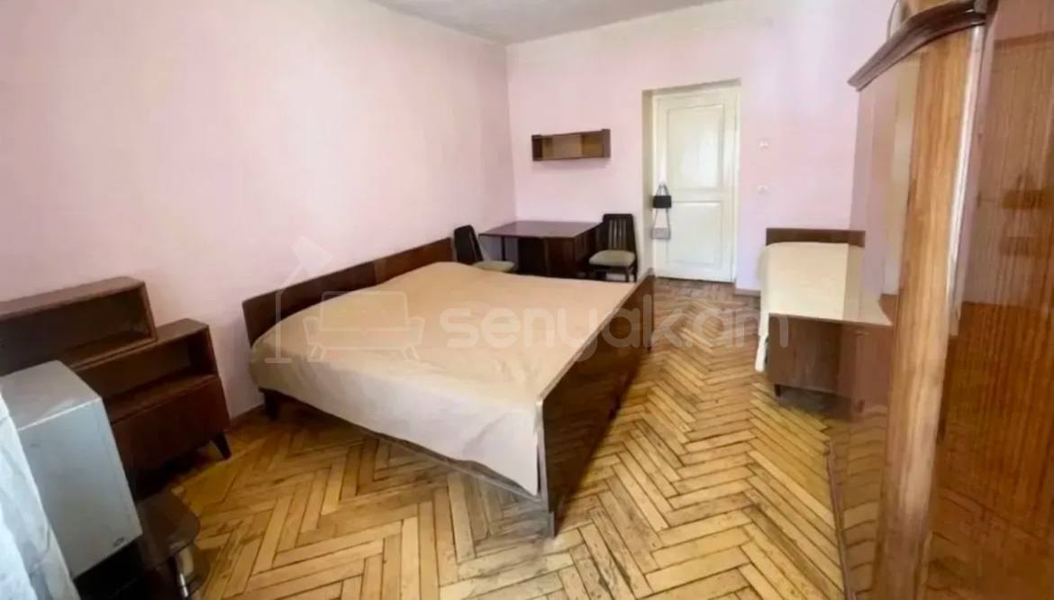 3 Սենյականոց Բնակարան Քարե Շենքում, 90քմ, 2/5 հարկ, Նորմալ Վիճակում