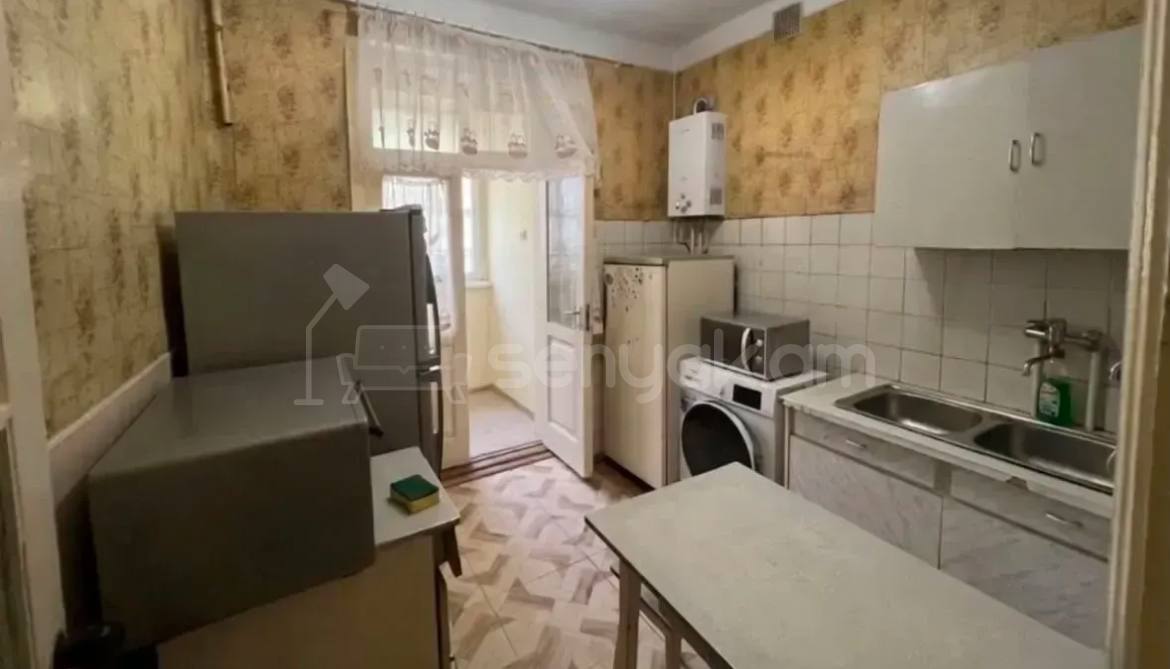 3 Սենյականոց Բնակարան Քարե Շենքում, 90քմ, 2/5 հարկ, Նորմալ Վիճակում
