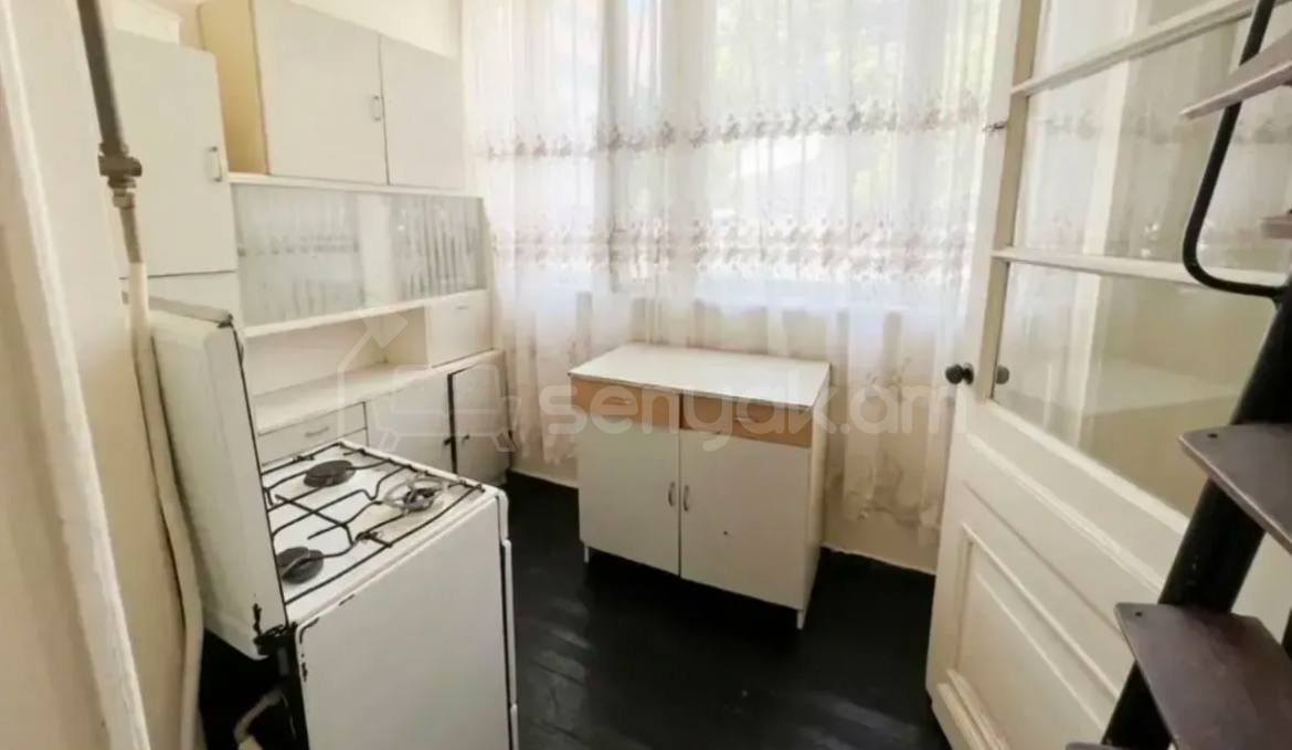 3 Սենյականոց Բնակարան Քարե Շենքում, 90քմ, 2/5 հարկ, Նորմալ Վիճակում