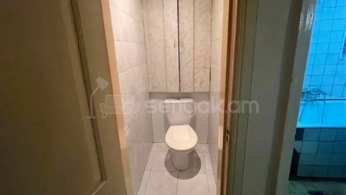3 Սենյականոց Բնակարան Քարե Շենքում, 90քմ, 2/5 հարկ, Նորմալ Վիճակում