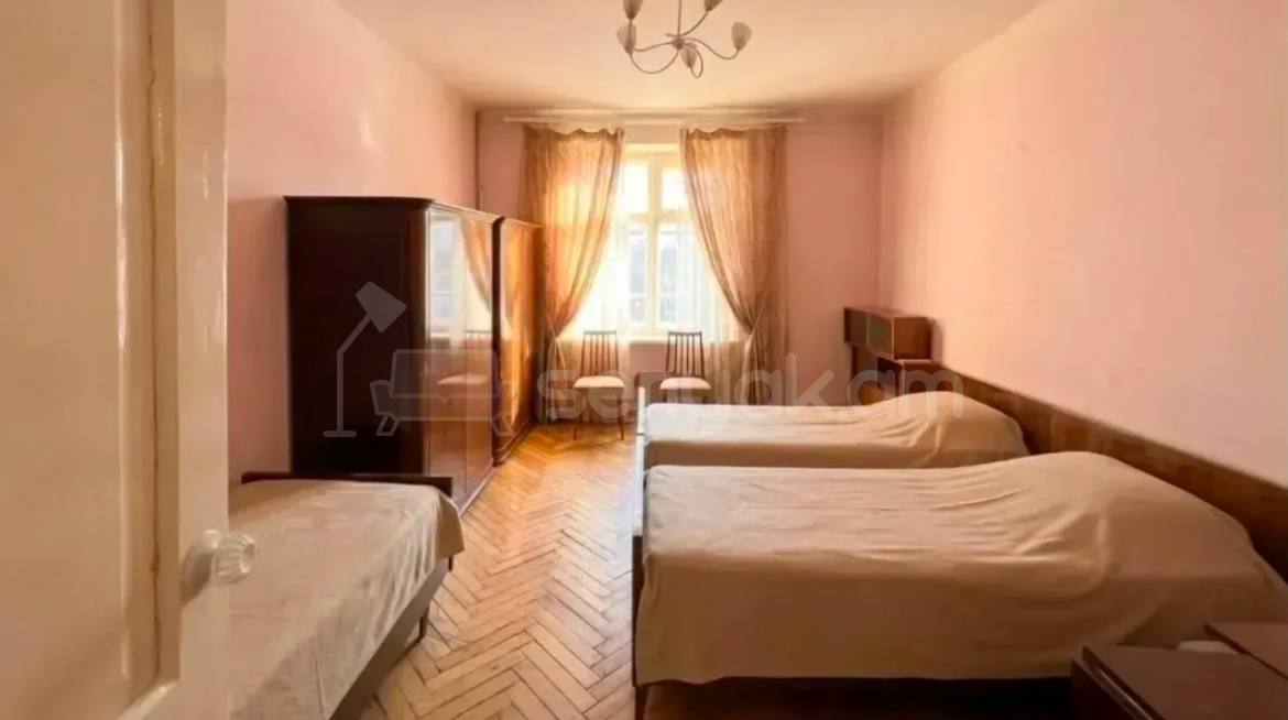 3 Սենյականոց Բնակարան Քարե Շենքում, 90քմ, 2/5 հարկ, Նորմալ Վիճակում