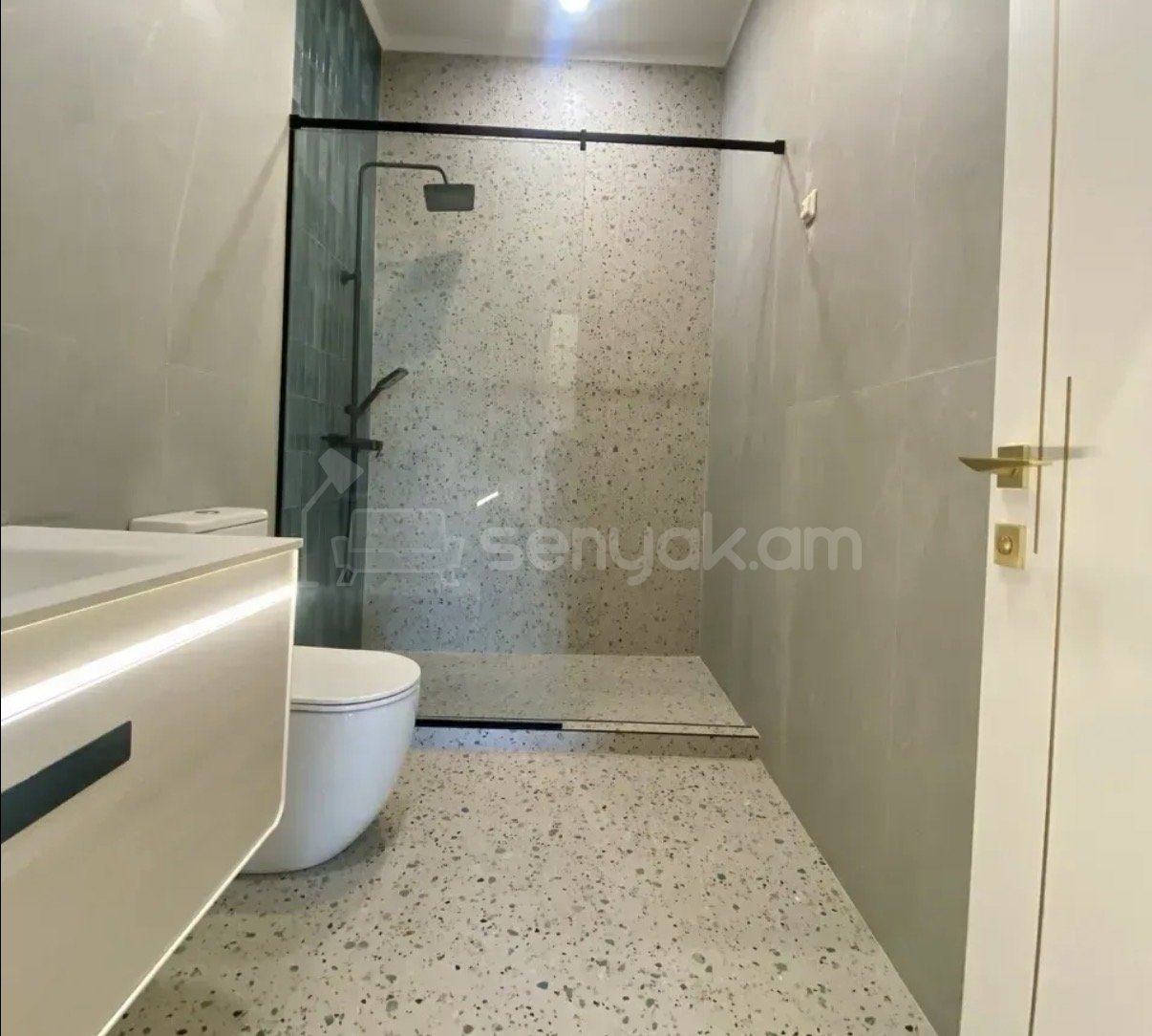 4 Սենյականոց Բնակարան Քարե Շենքում, 90քմ, 4/4 հարկ, Կապիտալ Վերանորոգված