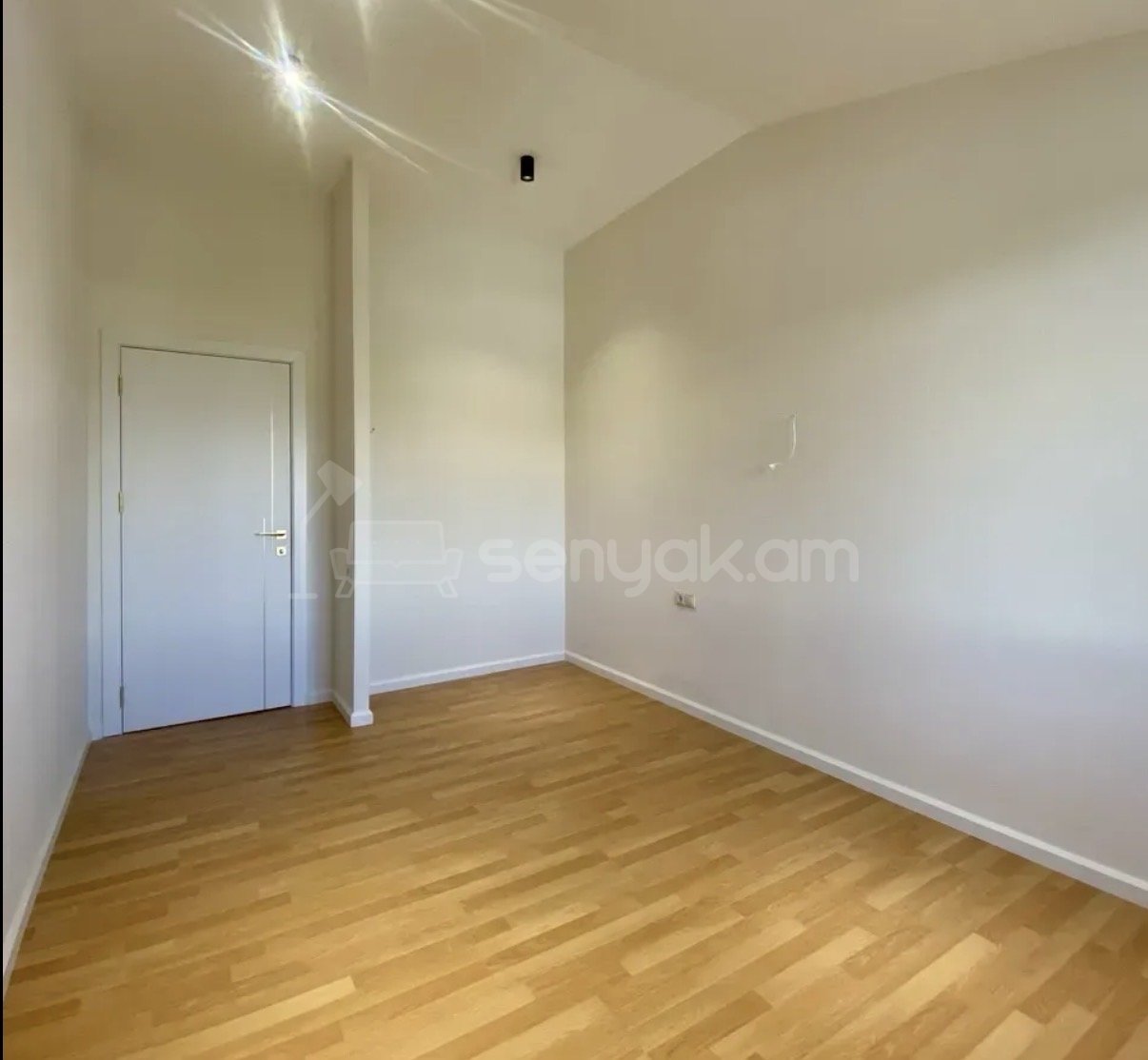 4 Սենյականոց Բնակարան Քարե Շենքում, 90քմ, 4/4 հարկ, Կապիտալ Վերանորոգված