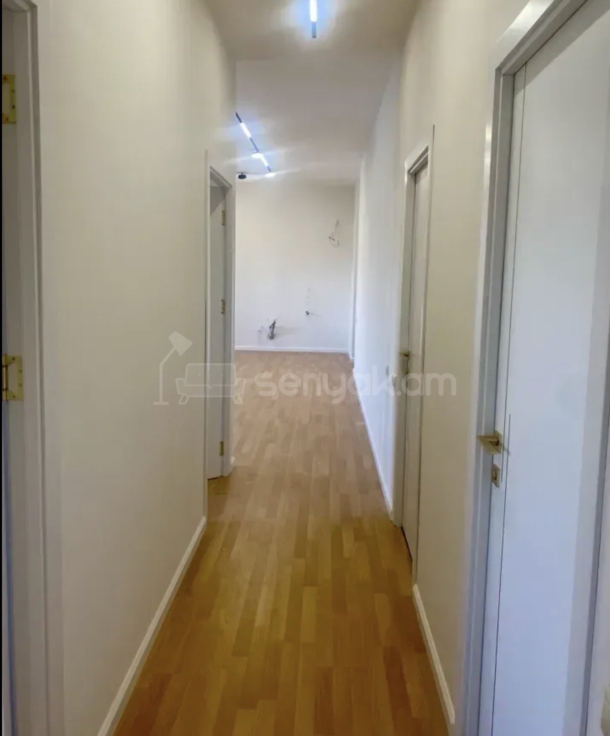 4 Սենյականոց Բնակարան Քարե Շենքում, 90քմ, 4/4 հարկ, Կապիտալ Վերանորոգված