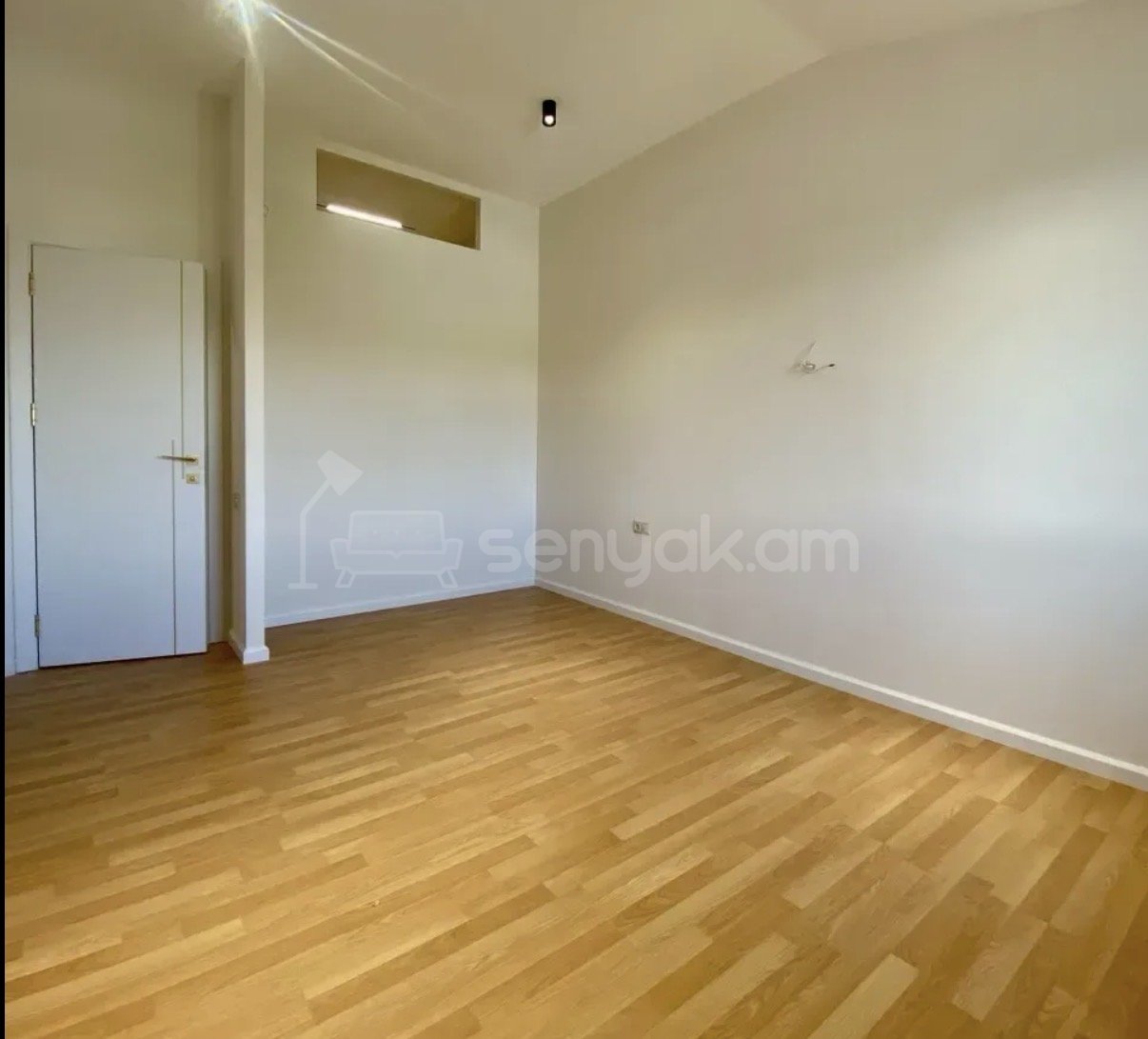 4 Սենյականոց Բնակարան Քարե Շենքում, 90քմ, 4/4 հարկ, Կապիտալ Վերանորոգված