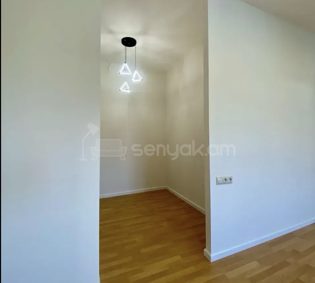 4 Սենյականոց Բնակարան Քարե Շենքում, 90քմ, 4/4 հարկ, Կապիտալ Վերանորոգված
