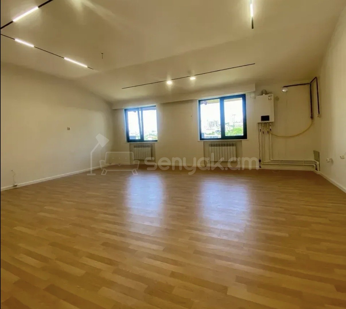 4 Սենյականոց Բնակարան Քարե Շենքում, 90քմ, 4/4 հարկ, Կապիտալ Վերանորոգված