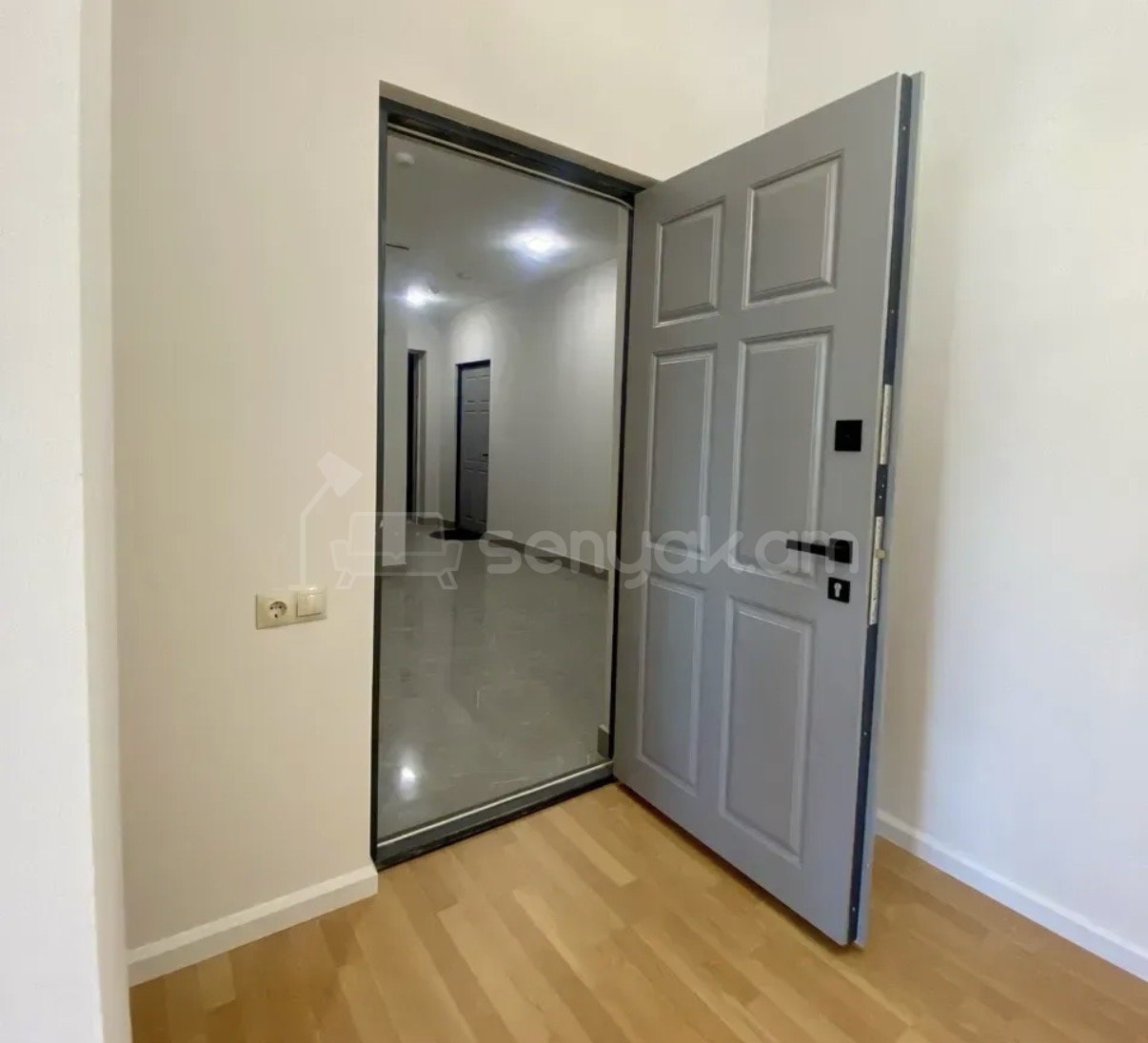4 Սենյականոց Բնակարան Քարե Շենքում, 90քմ, 4/4 հարկ, Կապիտալ Վերանորոգված