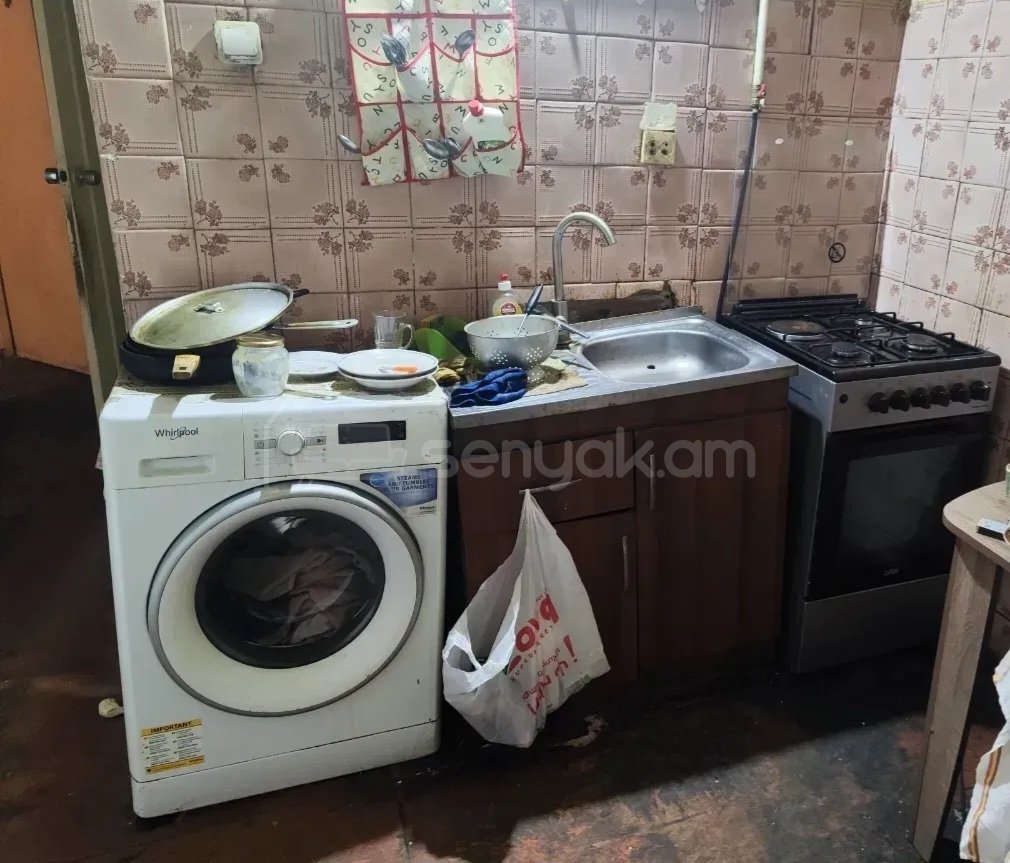2 Սենյականոց Բնակարան Քարե Շենքում, 63քմ, 2/5 հարկ, Պետական Վիճակում